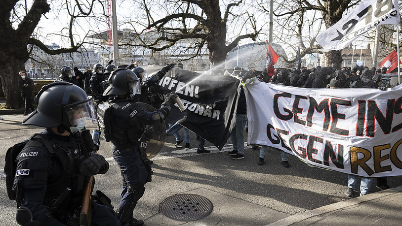 Linke demonstrieren am Samstag in Zürich gegen Massnahmengegner und Corona-Skeptiker.
