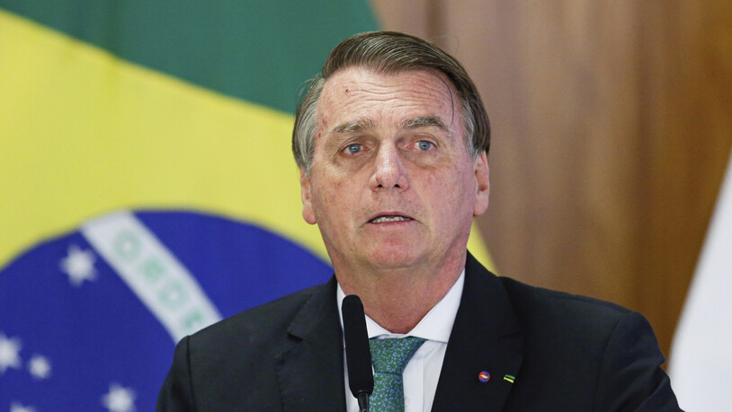 ARCHIV - Brasiliens Präsident Jair Bolsonaro spricht während einer Pressekonferenz im Planalto-Palast. Trotz Warnungen der US-Regierung vor einem möglicherweise bevorstehenden russischen Angriff auf die Ukraine hat Bolsonaro seine Reise nach Russland in…