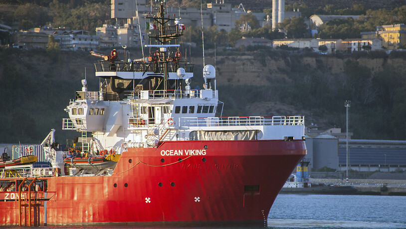 ARCHIV - Das Rettungsschiff "Ocean Viking" liegt im Hafen von Porto Empedocle. Die private Hilfsorganisation SOS Mediterranee hat im zentralen Mittelmeer rund 200 Menschen aus Seenot gerettet. Die Organisation teilte mit, dass die Crew der «Ocean Viking»…