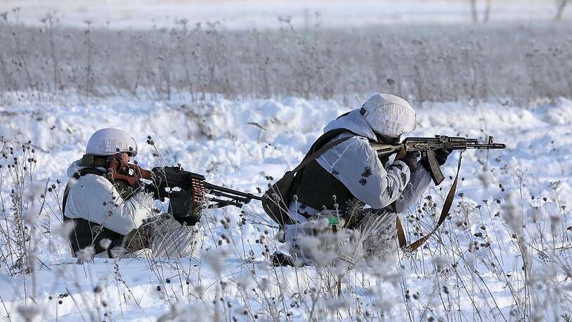 HANDOUT - Das vom Pressedienste des russischen Verteidigungsministeriums veröffentlichte Bild zeigt zwei russische Soldaten, die ihre Schusswaffen während einer Militärübung in Sibirien ausrichten. Die US-Regierung hält an ihrem Kurs dringlicher…