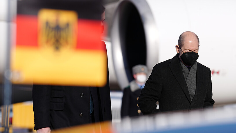 Der deutsche Bundeskanzler Olaf Scholz (SPD) verlässt bei seiner Ankunft in Moskau das Flugzeug. Scholz hat einen russischen PCR-Test vor seinem Treffen mit Präsident Wladimir Putin abgelehnt. Stattdessen ließ er sich von einer Ärztin der deutschen…