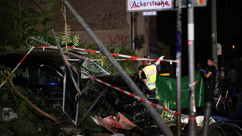 ARCHIV - Der SUV des Angeklagten hatte sich in der Berliner Innenstadt überschlagen und vier Menschen getötet - einen Dreijährigen und seine Großmutter im Alter von 64 Jahren sowie zwei 28 und 29 Jahre alte Männer. Foto: Britta Pedersen/dpa