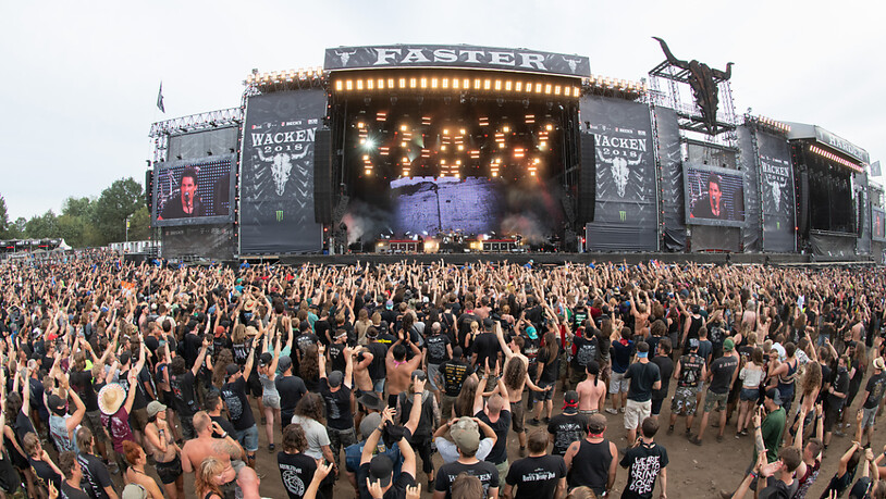 ARCHIV - 2021 war das traditionelle Heavy-Metal-Festival in Wacken mit rund 75.000 Fans wie bereits 2020 wegen der Corona-Pandemie abgesagt worden. (Archivbild aus dem Jahr 2018) Foto: Daniel Reinhardt/dpa