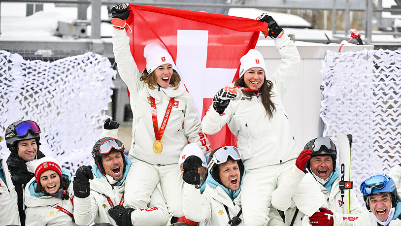 Olympiasiegerin Michelle Gisin (links) und Wendy Holdener sorgen für den ersten Schweizer Alpin-Doppelsieg an Winterspielen seit 1988, als Pirmin Zurbriggen in der Abfahrt vor Peter Müller triumphierte
