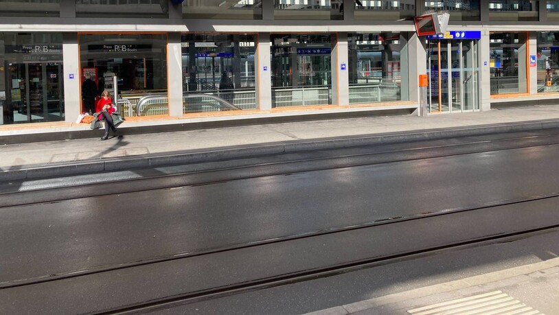 Nicht mehr beschädigt: Die Fensterfront am Churer Bahnhof ist wieder an einem Stück.