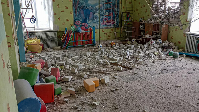 HANDOUT - Dieses von der ukrainischen Joint Forces Operation veröffentlichte Foto zeigt ein Kindergartengebäude nach angeblichem Beschuss durch Separatisten in der Ostukraine. Foto: --/Joint Forces Operation/AP/dpa - ACHTUNG: Nur zur redaktionellen…
