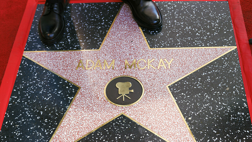 US-Regisseur und Drehbuchautor Adam McKay steht auf seinem Stern während einer Zeremonie zu seiner Ehrung mit einem Stern auf dem Hollywood Walk of Fame. Foto: Willy Sanjuan/Invision via AP/dpa
