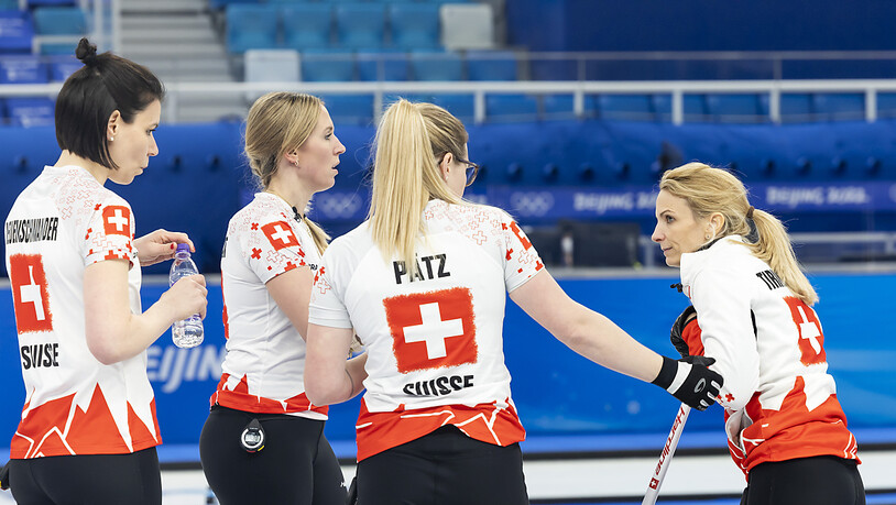 Das Schweizer Team muss sich rechtzeitig wieder aufrichten: Esther Neuenschwander, Melanie Barbezat, Alina Pätz, Silvana Tirinzoni (von links).