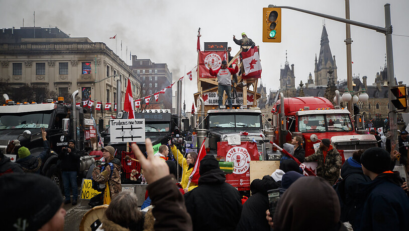 Demonstranten protestieren in Ottawa. In Kanada sollen Notstandsregelungen fortgeführt werden, um den Protesten gegen Corona-Maßnahmen beizukommen. Das Unterhaus des Parlaments unterstützte am Montag (Ortszeit) das Inkrafttreten des nationalen Notstands…