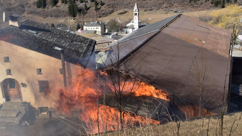 Meterhohe Flammen: Am Dienstag brennt es in einem Bauernhof in San Carlo.