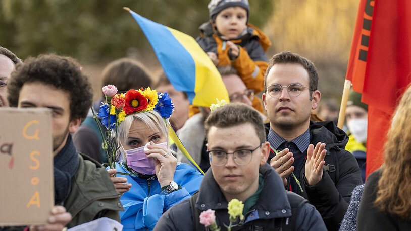 Gegen hundert Personen riefen Russland vor der Botschaft in Bern dazu auf, seine Truppen aus der Ukraine abzuziehen.