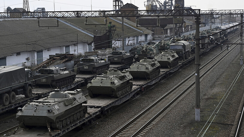 Russische Panzer werden auf einem Bahnhof in der Region Rostow am Don unweit der russisch-ukrainischen Grenze verladen. Foto: Uncredited/AP/dpa