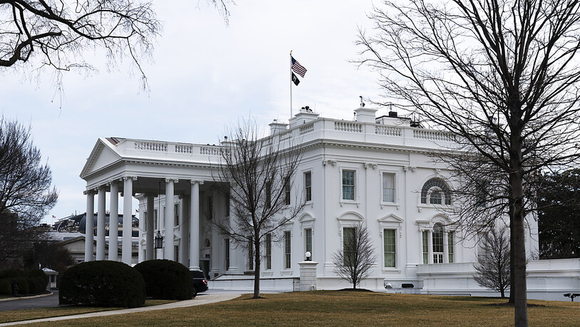 Eine amerikanische Flagge weht auf dem Dach des Weißen Hauses. Foto: Manuel Balce Ceneta/AP/dpa