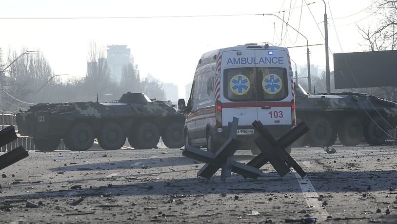 Bei Kämpfen in der Ukraine sind nach Angaben des Gesundheitsministers Wiktor Ljaschko mindestens 198 Zivilisten getötet worden. Landesweit liegt die Zahl der Verletzten derzeit  bei 1115. Die Rettungskräfte geben wie hier in Kiew ihr Bestes, um…