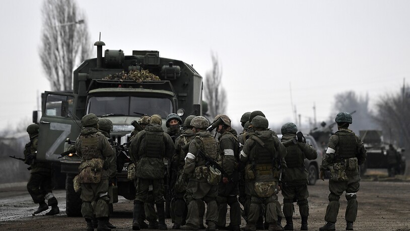Das von der staatlichen russischen Nachrichtenagentur Sputnik veröffentlichte Bild zeigt russische Soldaten die in der Stadt im Norden der Krim neben einem Militärlastwagen stehen. Foto: Konstantin Mihalchevskiy/Sputnik/dpa