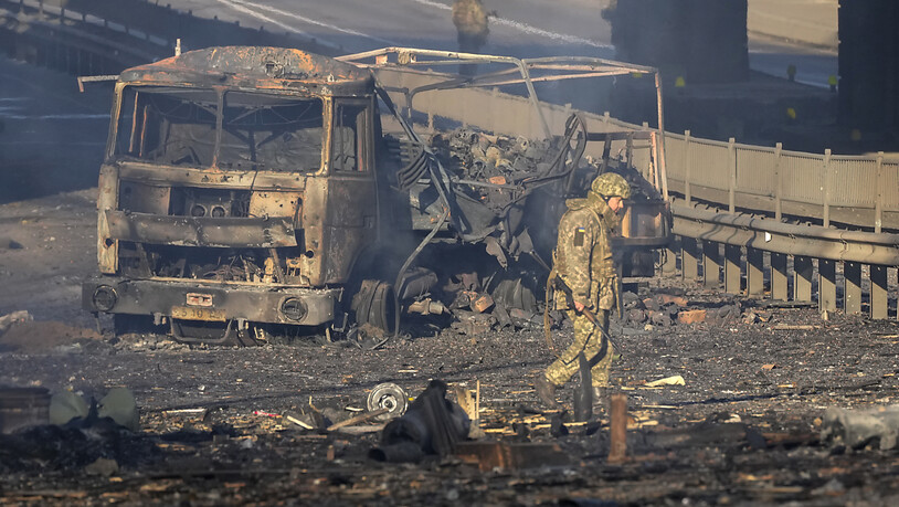 Unter anderem in Kiew zeigt sich die zerstörerische Kraft der russischen Angriffe. Foto: Efrem Lukatsky/AP/dpa