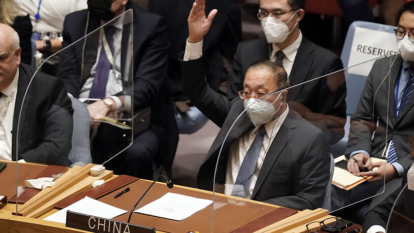 Chinas UN-Botschafter Zhang Jun stimmt bei der Abstimmung im Sicherheitsrat der Vereinten Nationen für Enthaltung. Foto: Seth Wenig/AP/dpa