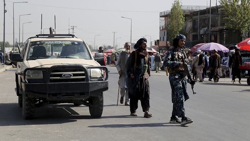 ARCHIV - Kämpfer militant-islamistischen Taliban laufen bewaffnet in der Stadt Kabul, Afghanistan. Foto: Wali Sabawoon/AP/dpa