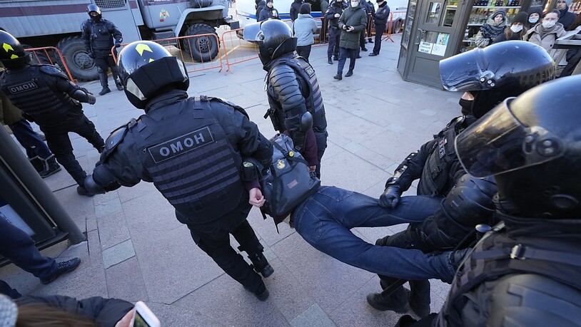 Die Polizei nimmt einen Demonstranten während einer Aktion gegen Russlands Invasion in die Ukraine fest. Foto: Dmitri Lovetsky/AP/dpa