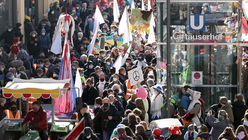In Deutschland ist auf der Strecke des Kölner Rosenmontagszugs eine große Friedensdemonstration gestartet. Diese wurde von den Kölner Karnevalisten initiiert und ist ein Zeichen der Solidarität mit der Ukraine. Foto: Rolf Vennenbernd/dpa