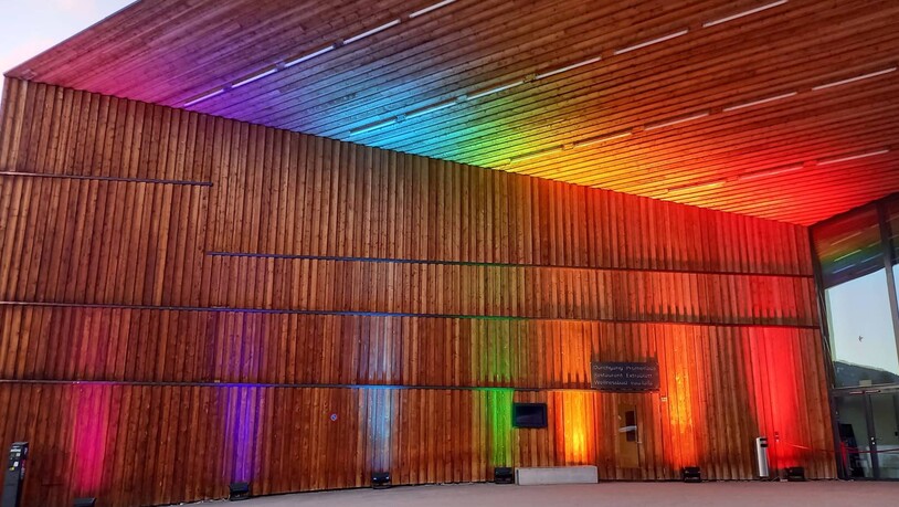 Auch der Eingang des Kongresszentrums war am Freitagabend in den Regenbogen-Friedensfarben beleuchtet.