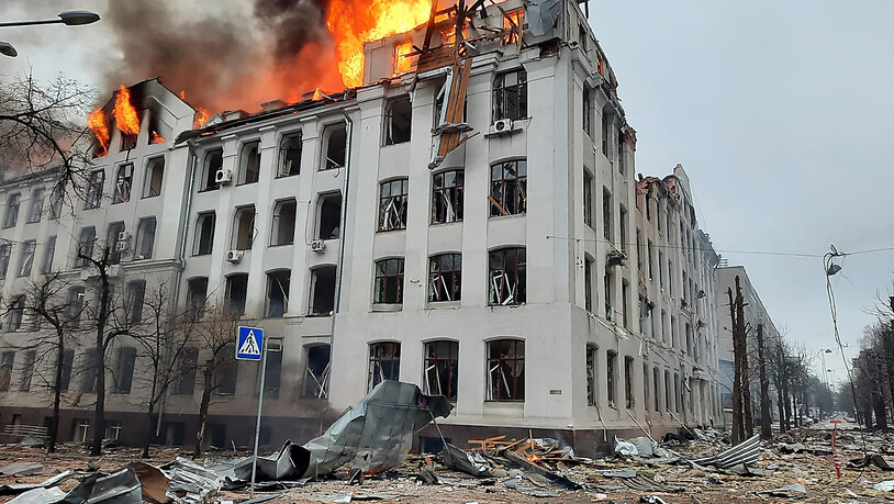 HANDOUT - Dieses vom ukrainischen Katastrophenschutz veröffentlichte Foto zeigt einen Brand in einem Fakultätsgebäude der Universität Charkiw, der durch einen russischen Raketenangriff verursacht wurde. Foto: Emergency Service Of Ukraine/PA Media/dpa -…
