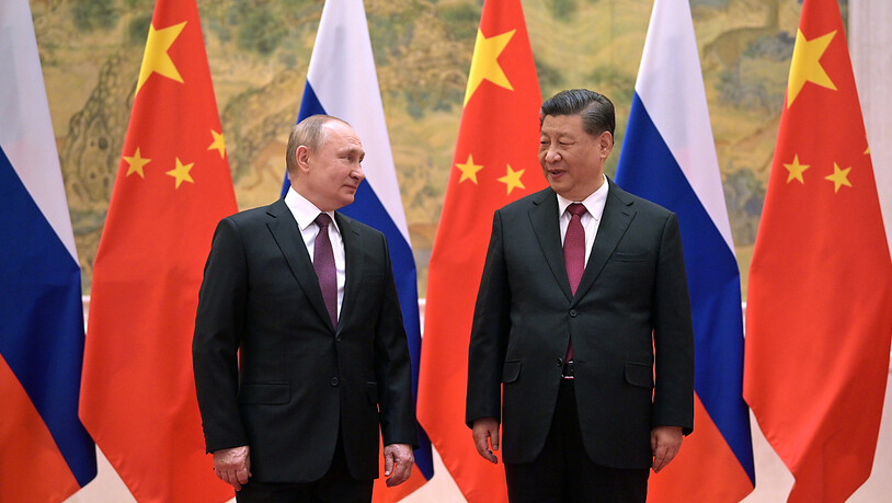 dpatopbilder - Der chinesische Präsident Xi Jinping (r) und der russische Präsident Wladimir Putin vor ihren Gesprächen. Foto: Alexei Druzhinin/Pool Sputnik Government/AP/dpa
