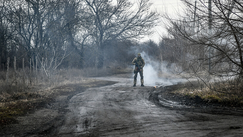 Ein ukrainischer Soldat nimmt an militärischen Übungen auf dem Stützpunkt des Separaten Territorialen Verteidigungsbataillons von Saporischschja teil. Foto: -/Ukrinform/dpa