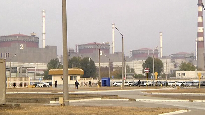 Trotz des Brandes in einem Gebäude des ukrainischen Atomkraftwerks Saporischschja sind derzeit die  «für die Sicherheit von Kernkraftwerken wichtigen Systeme funktionsfähig», so die zuständige Behörde auf Facebook. Foto: Uncredited/AP/dpa