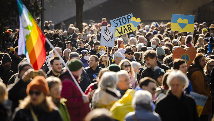 In Zürich demonstrieren am Samstag tausende Personen gegen die russische Invasion in der Ukraine.