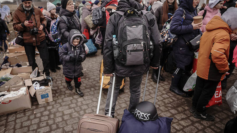 Ein Journalist mit Schutzhelm im Gepäck kommt an der ukrainisch-polnischen Grenze an. Die Organisation Reporter ohne Grenzen will in der Ukraine ein sogenanntes Zentrum für Pressefreiheit eröffnen, um im Krieg gefährdete Journalisten zu unterstützen. Das…