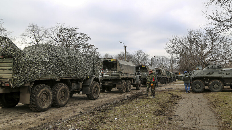 Ein Konvoi von Militärfahrzeugen steht am 27. Februar auf einer Straße in der von prorussischen Kämpfern kontrollierten Region Donezk im Osten der Ukraine. Foto: Uncredited/AP/dpa