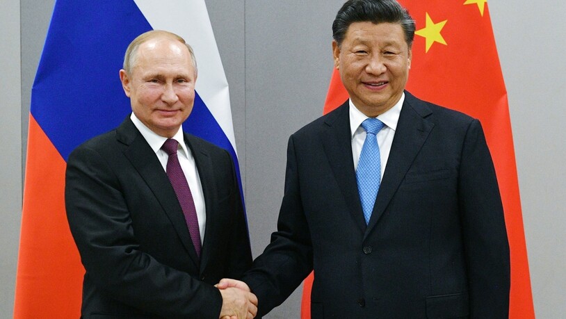 ARCHIV - Der russische Präsident Wladimir Putin (l) und Chinas Präsident Xi Jinping schütteln sich die Hände (Archivbild). Foto: Ramil Sitdikov/Pool Sputnik Kremlin/dpa
