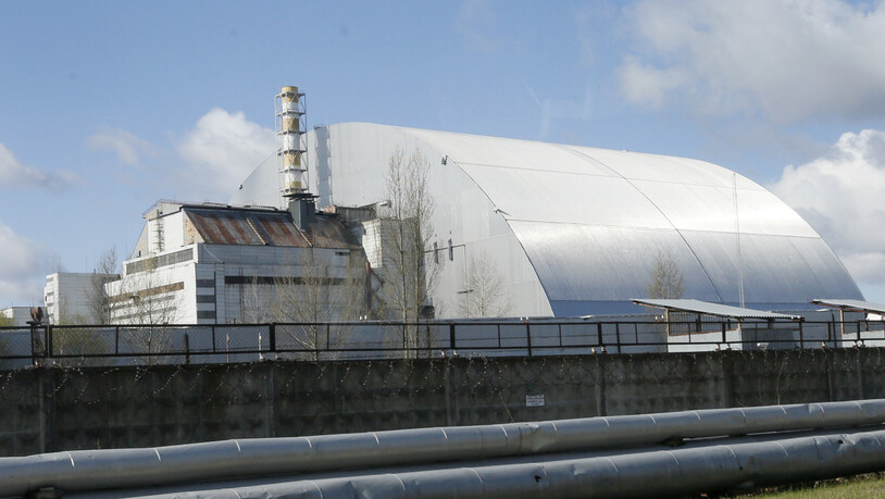 ARCHIV - Ein Schutzbau bedeckt den explodierten Reaktor im Kernkraftwerk Tschernobyl. Foto: Efrem Lukatsky/AP/dpa