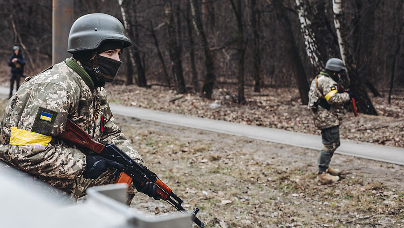 Ein Soldat der ukrainischen Armee bewacht seine Stellung in Irpin, Ukraine. Foto: Diego Herrera/EUROPA PRESS/dpa