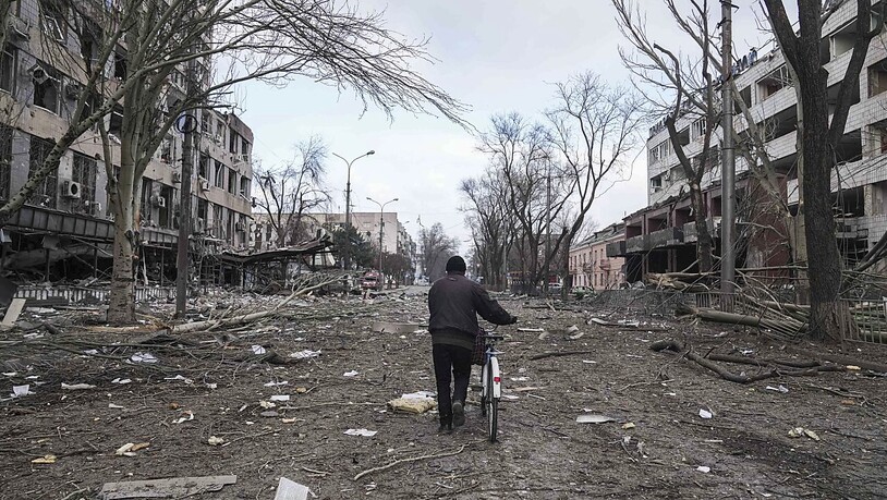 Bei einem Gespräch mit dem ARD-«Mittagsmagazin» beschreibt Mariupols Vize-Bürgermeister Serhij Orlow die Lage in seiner Stadt: «Ich weiß nicht, wie ich die Zerstörungen in unserer Stadt beschreiben soll. Die Stadt existiert eigentlich nicht mehr». Foto:…