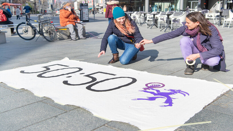 Auf dem Alexanderplatz in Chur haben Frauenstreik-Aktivistinnen am Weltfrauentag auf das Thema «Gleichstellungsfreundlicher wählen» aufmerksam gemacht.