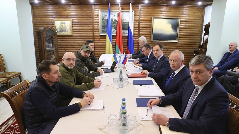 HANDOUT - Das von der belarussischen Staatsagentur BelTA verbreitete und von AP zur Verfügung gestellte Bild zeigt Vertreter der Ukraine und Russland bei Verhandlungen am 07. März 2022. Die Verhandlungen über ein Ende der Kämpfe sind nach Angaben aus…
