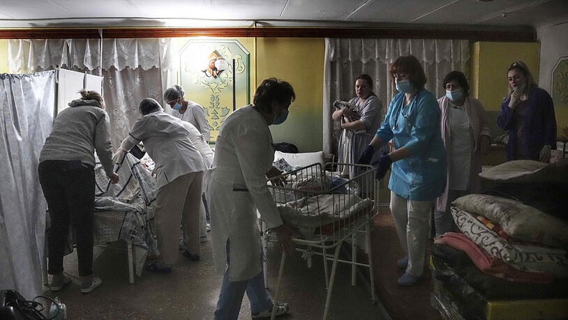 Mariupol ist seit etwas mehr als zwei Wochen von russischen Truppen eingeschlossen. Die ukrainische Seite wirft den Russen nun eine Geiselnahme in einem Spital in Mariupol vor. Foto: Evgeniy Maloletka/AP/dpa