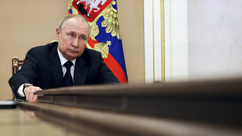 HANDOUT - Das von der staatlichen russischen Nachrichtenagentur Sputnik veröffentlichte Poolfoto zeigt Wladimir Putin, Präsident von Russland, der eine Sitzung mit Regierungsmitgliedern per Telefonkonferenz leitet. Foto: Mikhail Klimentyev/Pool Sputnik…