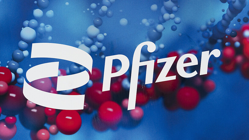Das Logo des US-Pharmaherstellers Pfizer am Hauptsitz in New York. (Archivbild)