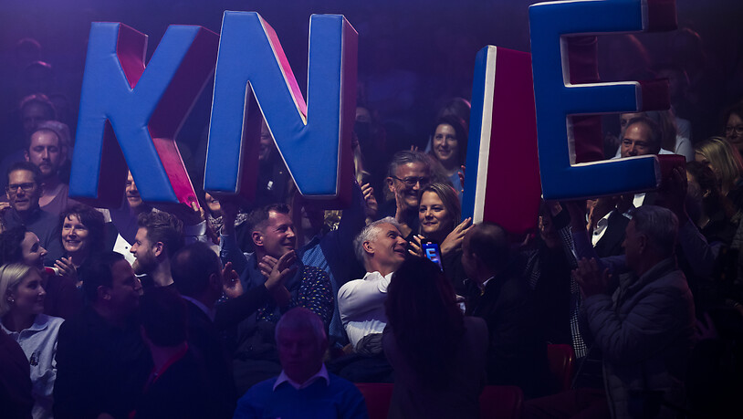 Zuschauer halten die Buchstaben "Knie" in die Hoehe, bei der Premiere des Circus Knie, am Freitag in Rapperswil. (KEYSTONE/Gian Ehrenzeller) Geo-Information: SCHWEIZ/RAPPERSWIL Quelle: KEYSTONE Fotograf: GIAN EHRENZELLER Restriktionen: © KEYSTONE / GIAN…