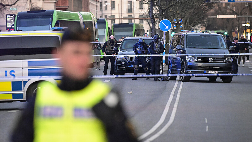 Polizisten stehen auf einer abgesperrten Straße. Bei einem Vorfall an einer Schule im südschwedischen Malmö sind zwei Menschen gestorben. Foto: Johan Nilsson/TT News Agency/AP/dpa