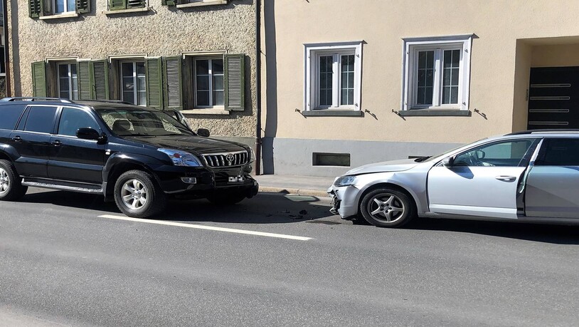 Auf der Hauptstrasse in Schwanden: Bei einem Unfall werden zwei Autos beschädigt.