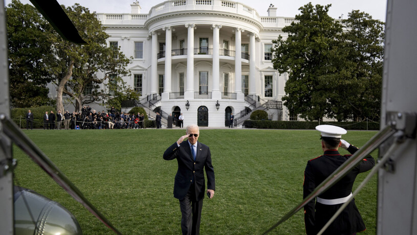 HANDOUT - US-Präsident Joe Biden salutiert, als er den Hubschrauber Marine One besteigt, um vom Südrasen des Weißen Hauses abzufliegen. Foto: Adam Schultz/White House/Planet Pix via ZUMA Press Wire/dpa