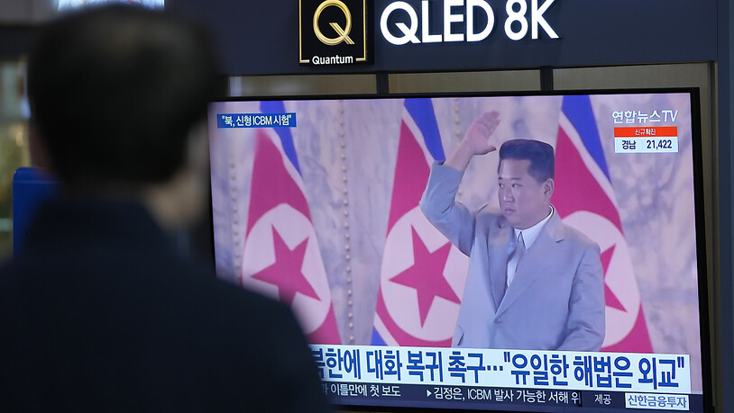Ein Mann betrachtet einen Fernsehbildschirm in einem Bahnhof, auf dem eine Nachrichtensendung über Nordkoreas Raketen gezeigt wird. Foto: Lee Jin-Man/AP/dpa