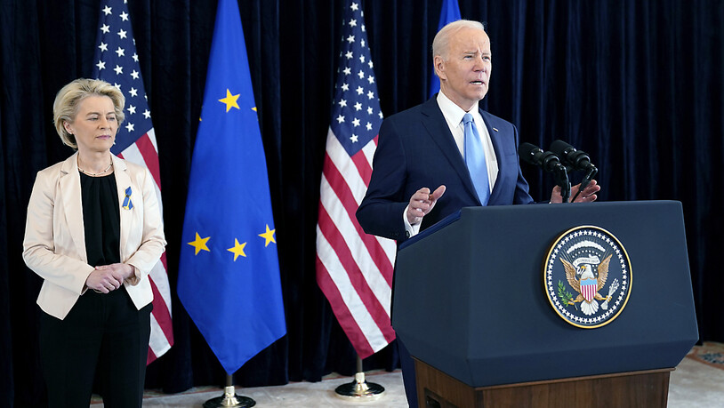 Joe Biden, Präsident der USA, erklärt mit Ursula von der Leyen, Präsidentin der Europäischen Kommission, dass die EU weitere Flüssiggaslieferungen erhalten wird. Foto: Evan Vucci/AP/dpa
