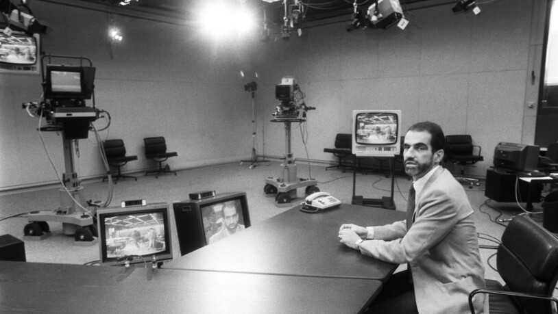 Mit 82 Jahren gestorben: Der "Tagesschau"-Moderator Peter Achten 1984 im TV-Studio des damaligen SF DRS im Leutschenbach, Zürich. (Archivbild)