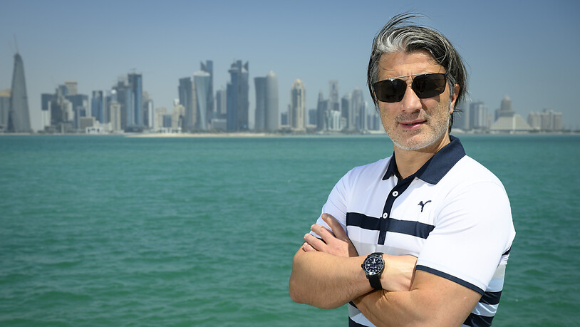 Gewohnt lässig - trotz schwieriger Vorrunden-Gegner: Nationalcoach Murat Yakin vor der Skyline von Doha