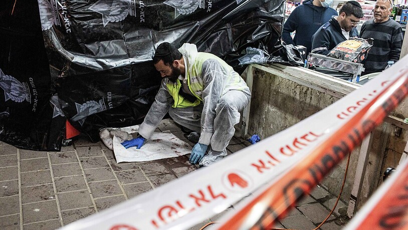 Einsatzkräfte arbeiten am 29.03.22 am Tatort eines Anschlags. Nach einer Anschlagswelle in Israel hat die Polizei insgesamt 50 mutmaßliche Unterstützer der Terrororganisation Islamischer Staat (IS) festgenommen, berichtete der öffentlich-rechtliche…